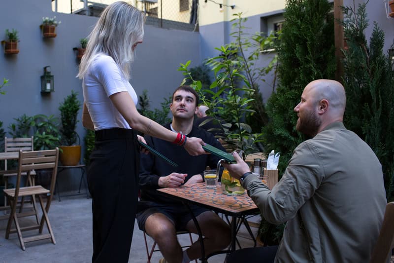 Obsluha zákazníků v restauraci